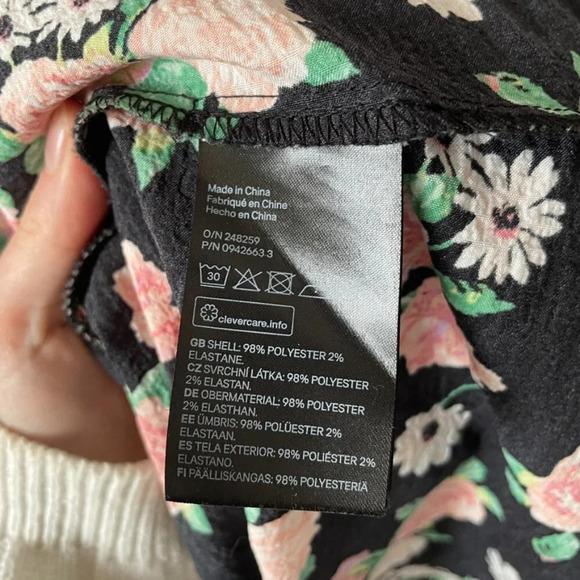 H&M Rose Puff Sleeve Babydoll Dress Black Pink  Floral Sz M - Picture 7 of 7